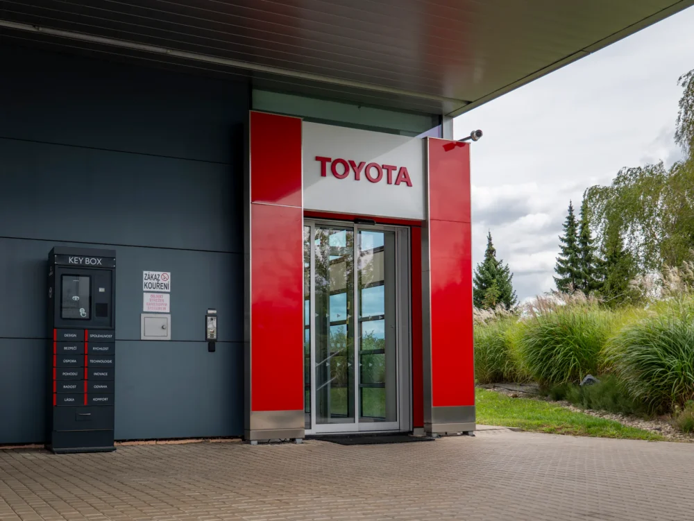 Vchod do budovy Toyota, ve které bistro sídlí