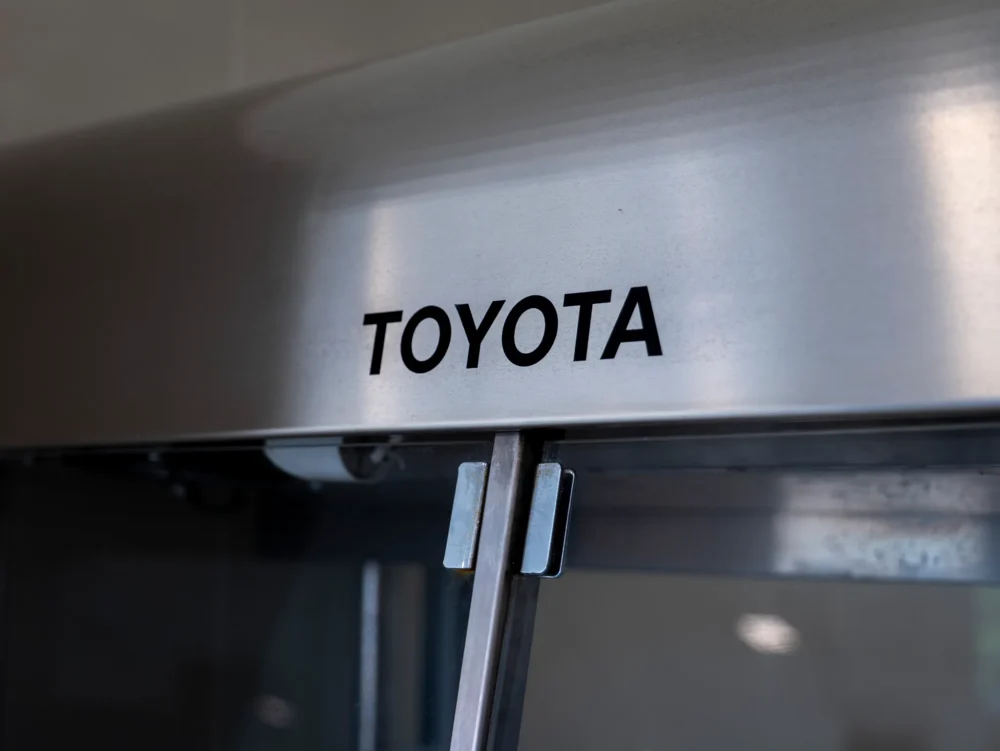 Detail nerezového výdejního pultu s nápisem Toyota